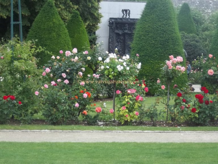 Jardim e Porta do Inferno - Rodin. Jardim do Museu Rodin, em Paris.