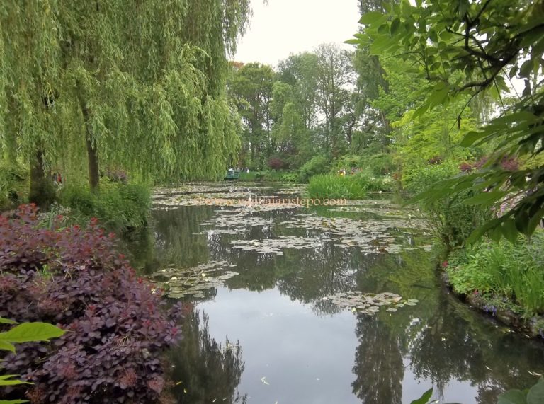 Em último plano, a ponte que Claude Monet pintou em alguns de seus quadros. Em último plano, a ponte que Claude Monet pintou em alguns de seus quadros.