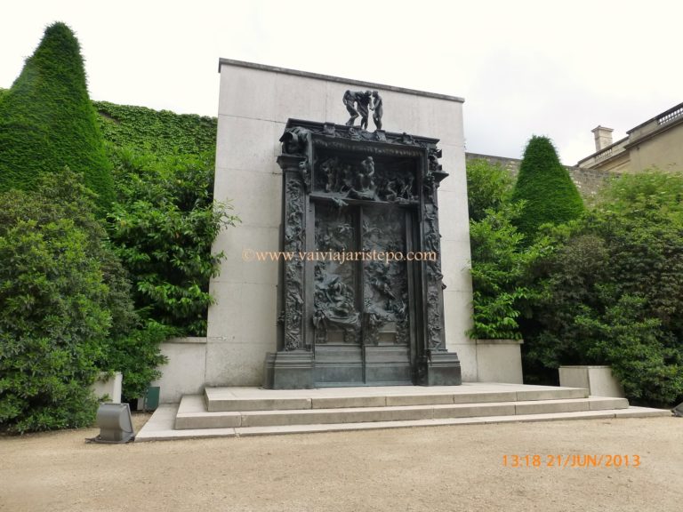 A Porta do Inferno, de Rodin, exposta nos jardins da mansão Biron, em Paris. A Porta do Inferno, de Rodin, exposta nos jardins da mansão Biron, em Paris.