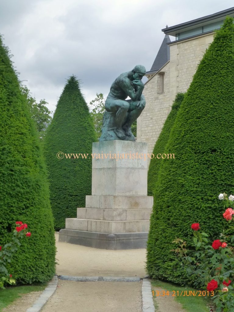 Escultura de O Pensador, de Rodin. Escultura de O Pensador, de Rodin.