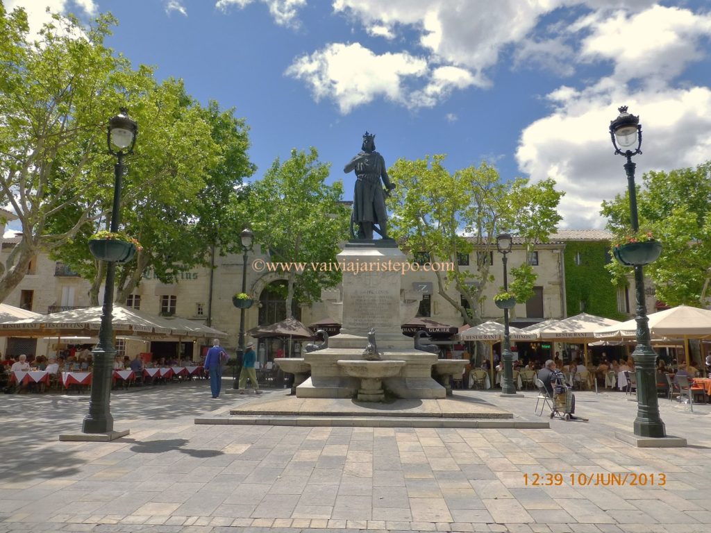 No centro da Praça Saint Louis, está a homenagem ao fundador da cidade de Aigues-Mortes, Saint Louis, no século XIII. No centro da Praça Saint Louis, está a homenagem ao fundador da cidade de Aigues-Mortes, Saint Louis, no século XIII.