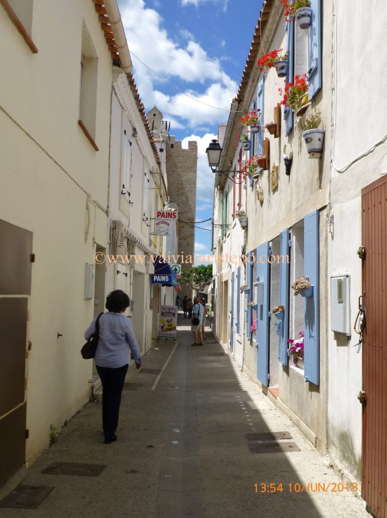 Caminhando em direção à Igreja de Saint Mighel, onde a imagem de Santa Sara de Kali reina absoluta.