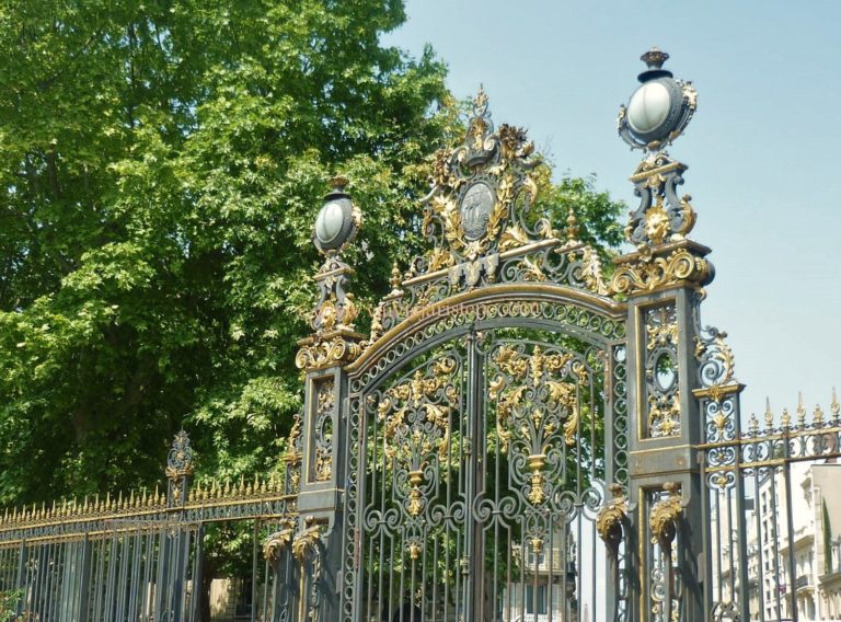 Um dos portões de entrada da mansão Camondo. Um dos portões de entrada da mansão Camondo.