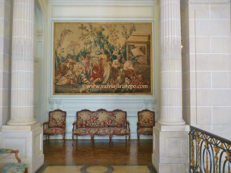 Tapeçaria e forração de poltronas bordadas à mão decoram este hall no piso denominado térreo superior. Tapeçaria e forração de poltronas bordadas à mão decoram este hall no piso denominado térreo superior.