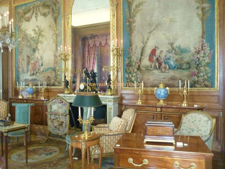Seis cenas das Fábulas de la Fontaine foram representadas em tapetes tipo Aubusson Seis cenas das Fábulas de la Fontaine foram representadas em tapetes tipo Aubusson