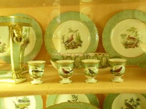 Mansão Nissim de Camondo, Paris - vitrine das porcelanas. Mansão Nissim de Camondo, Paris - vitrine das porcelanas.