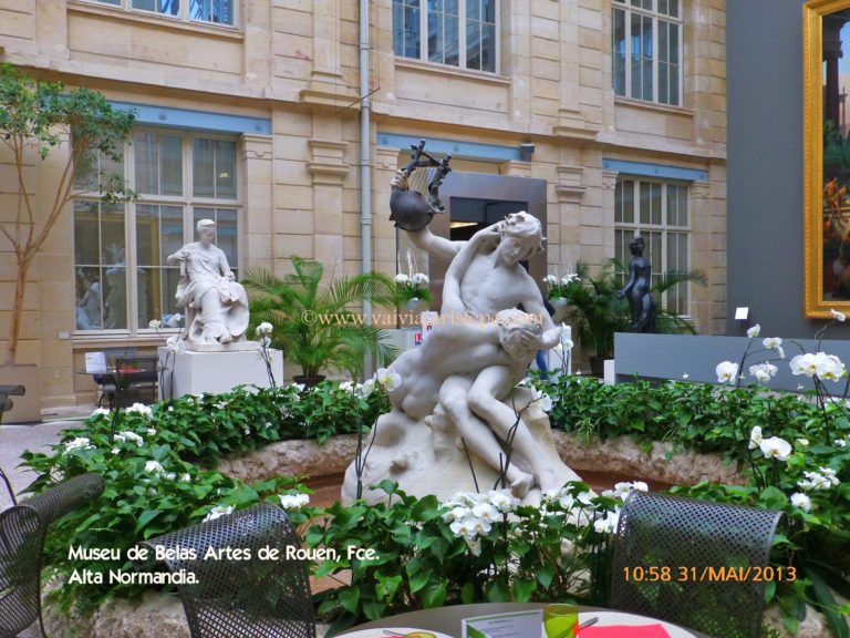 Museu de Belas Artes, localizado em frente à Square Verdrel, na Espl. Marcel Duchamp, 76000 Rouen, França. Museu de Belas Artes, localizado em frente à Square Verdrel, na Espl. Marcel Duchamp, 76000 Rouen, França.