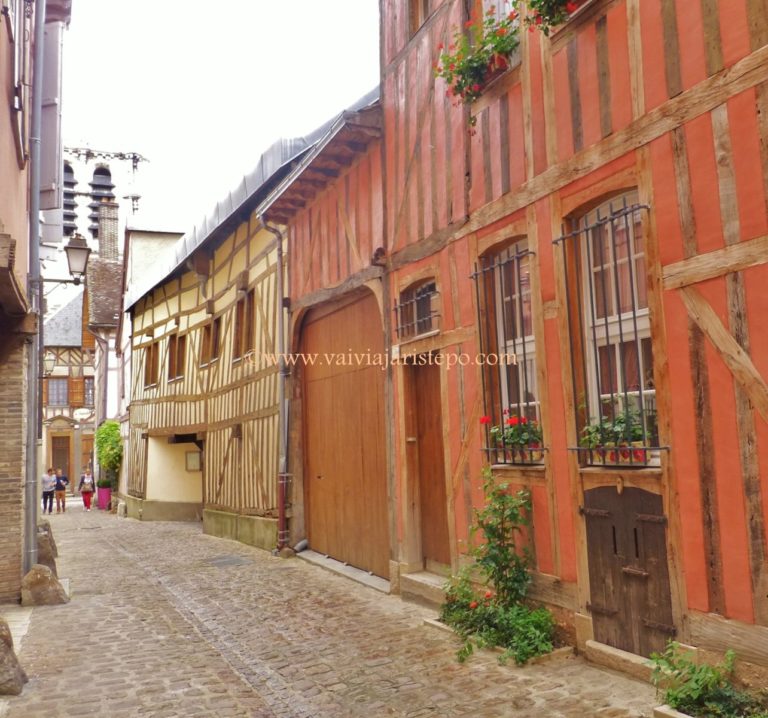 As casas coloridas que tanto chamam atenção em Troyes. As casas coloridas que tanto chamam atenção em Troyes.