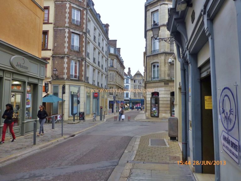 Rue des Quinze Vingts. Troyes Rue des Quinze Vingts. Troyes.
