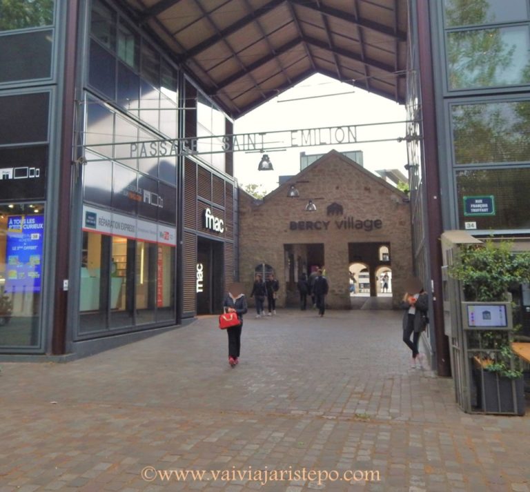 Uma das entradas para o shopping a céu aberto. Esta passagem fica em frente à saída da estação Saint-Émilion. Vide foto abaixo. Uma das entradas para o shopping a céu aberto. Esta passagem fica em frente à saída da estação Saint-Émilion. Vide foto abaixo.
