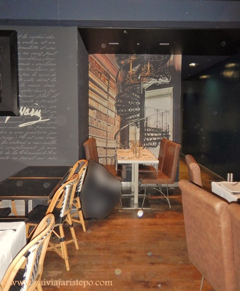 Até mesmo no foto que decora o ambiente, o chef fez questão de mostrar livros. Até mesmo no foto que decora o ambiente, o chef fez questão de mostrar livros.