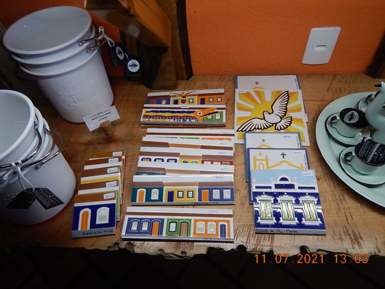 Cerâmicas decorativas com motivos do bairro do Ribeirão da Ilha.
