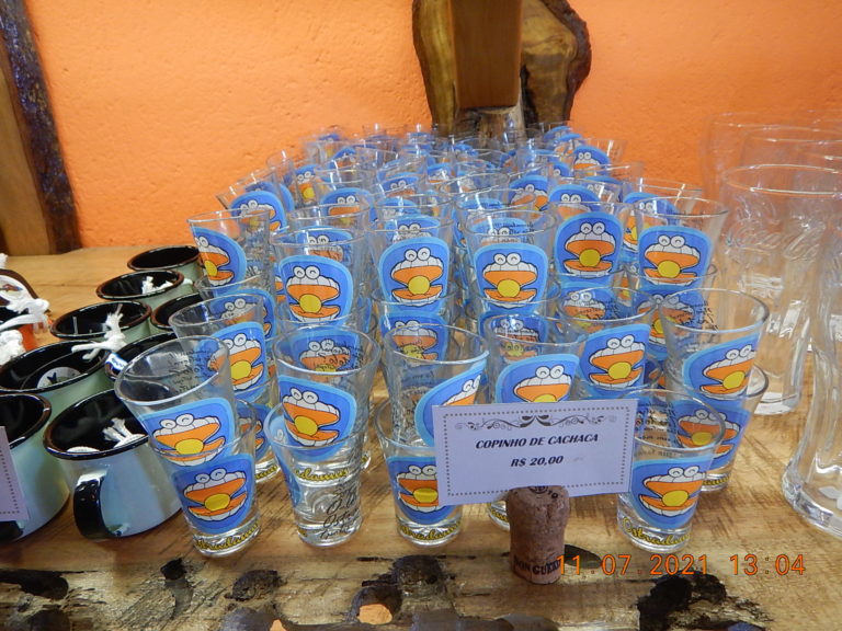 Copinhos para tomar cachaça.
