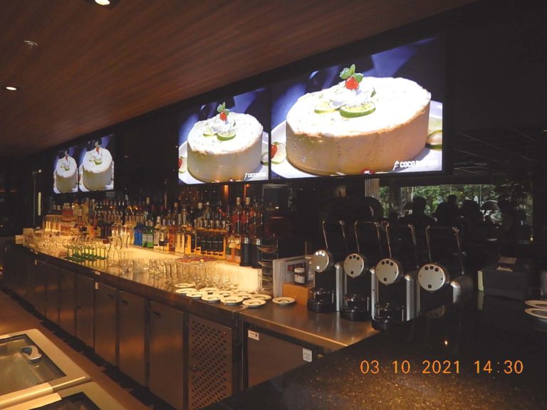 Aspecto do bar do Coco Bambu, no térreo do Villa Romana Shopping. Aspecto do bar do Coco Bambu, no térreo do Villa Romana Shopping.
