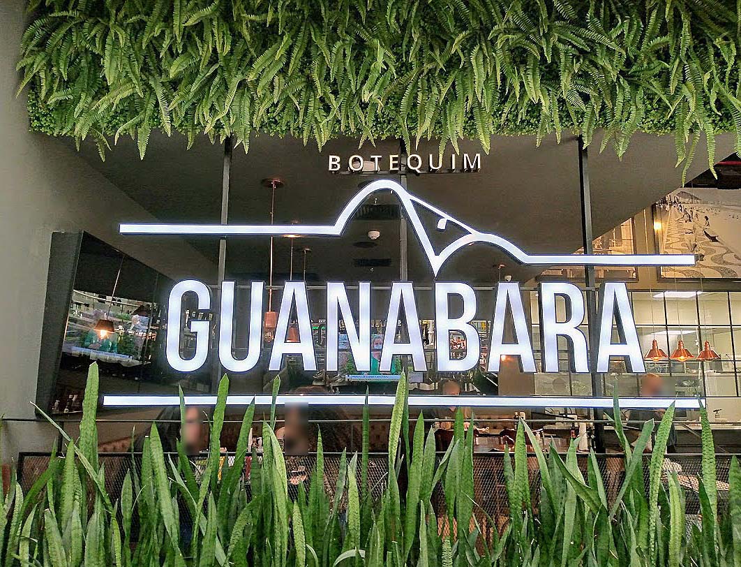A parte mais reservada do Botequim Guanabara. A parte mais reservada do Botequim Guanabara fica atrás do letreiro.
