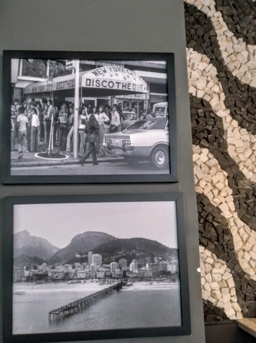 Esta foto mostra dois lugares famosos no Rio de Janeiro: a boite New York e o badalado pier de Ipanema. Esta foto mostra dois lugares famosos no Rio de Janeiro: a boite New York e o badalado pier de Ipanema.
