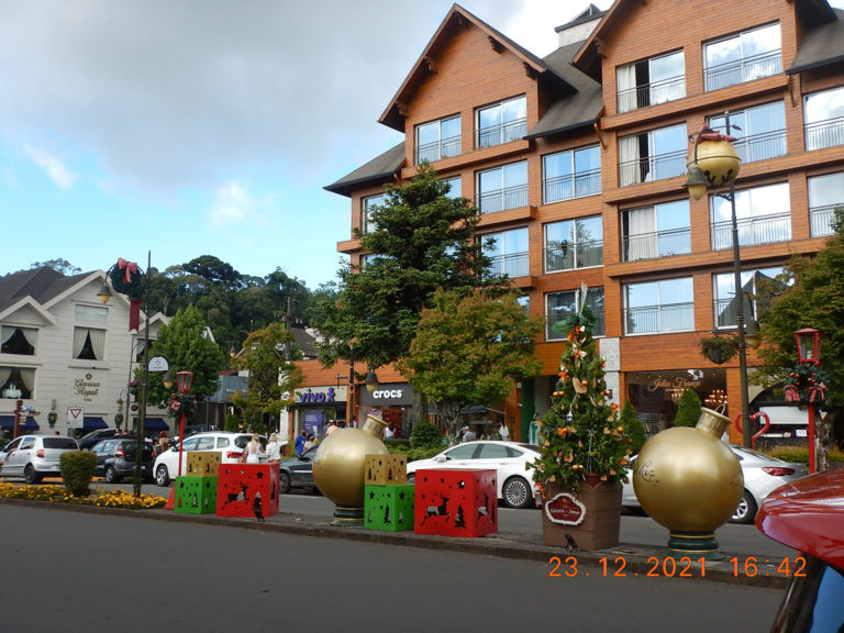 Rua do Centro de Gramado, RS. Centro de Gramado ainda sem movimento devido à hora.