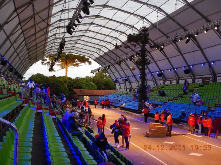 Em cima e embaixo: interior do pavilhão onde acontece o Grande Desfile de Natal da cidade. Interior do pavilhão onde acontece o Grande Desfile de Natal da cidade.