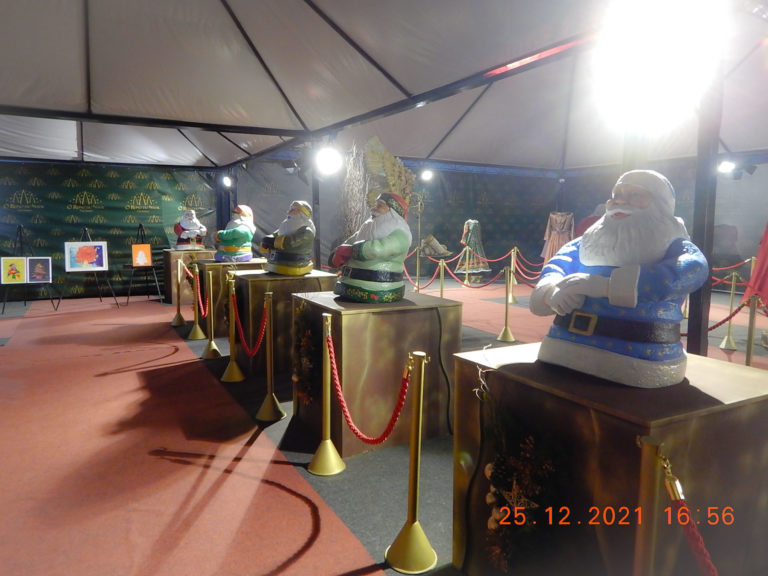 O trabalho dos escultores foram incluídos na mostra, em destaque. Escultura de artistas que trabalham nas festividades natalinas.
