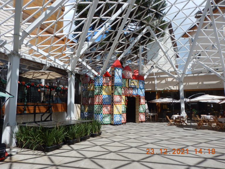 No centro da foto está a entrada da Big Land - um parque temático onde tudo é gigante.