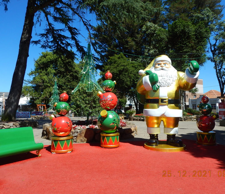 Decoração natalina caprichada na Praça João Correia, em Canela.