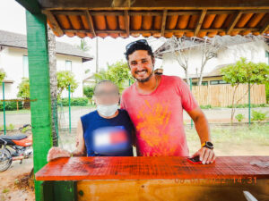 Meu amigo, um tanto desbotado, ao lado de Rafael . "Sensíveis diferenças..."
