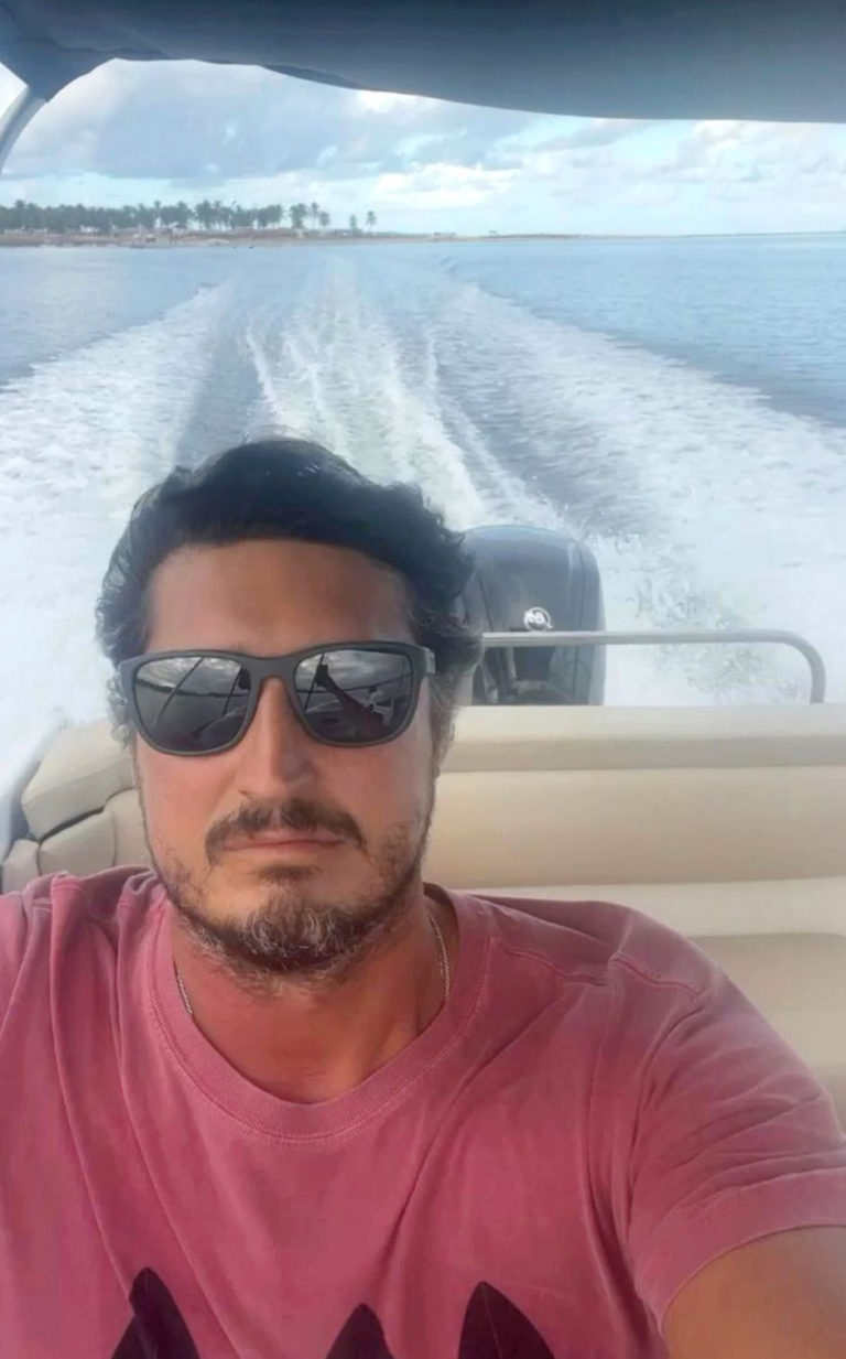 Auto retrato de Rafael, piloto da lancha de Carneiros. Rafael, piloto da lancha de passeios em Carneiros.