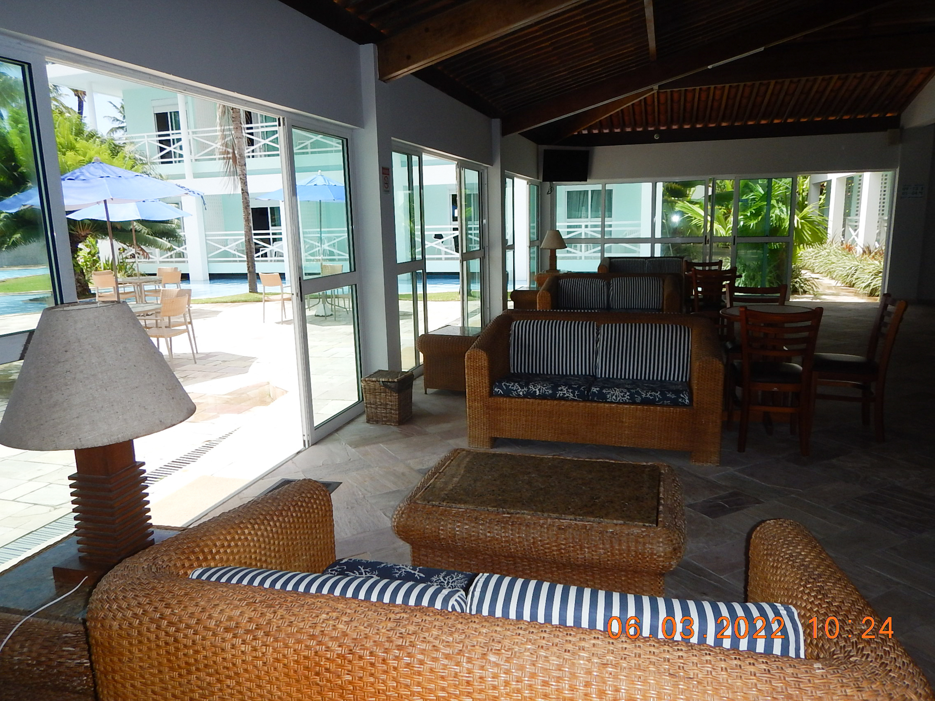 Recepção do hotel, com vista para as piscinas. Hall da recepção do Hotel Baía Branca de Tamandaré.