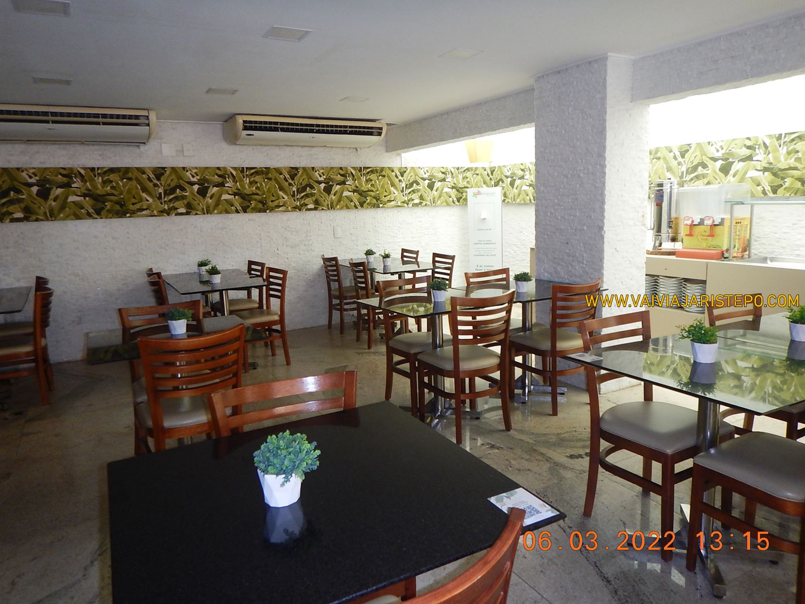 Esta rua é de pedestres e de grande movimento devido ao comércio abundante. A decoração do salão onde servem o café da manhã no Hotel Baía Branca de Porto de Galinhas.