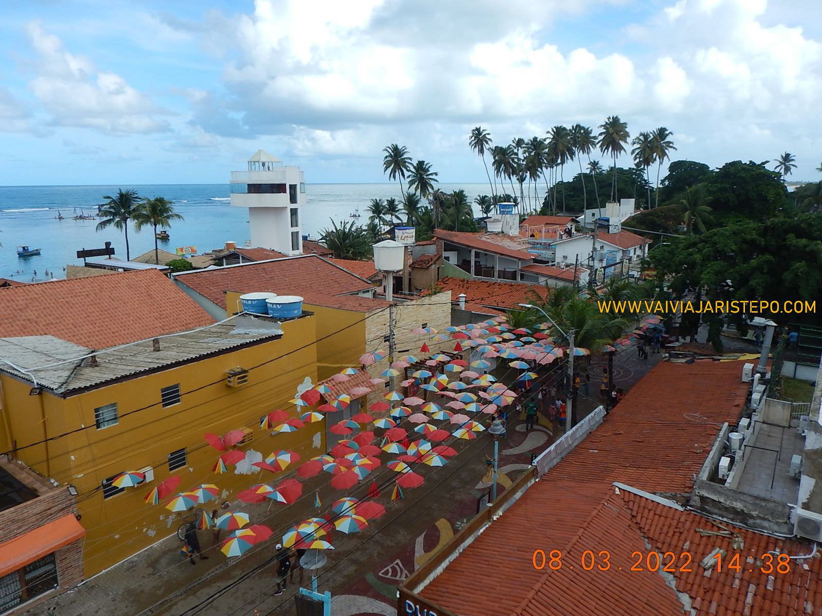 Estas sobrinhas são exploradas por fotógrafos dia e noite. Pelo movimento, imagino que rendem belas fotos. Rua das Piscinas Naturais, no trecho onde penduraram sombrinhas que rendem boas fotos.