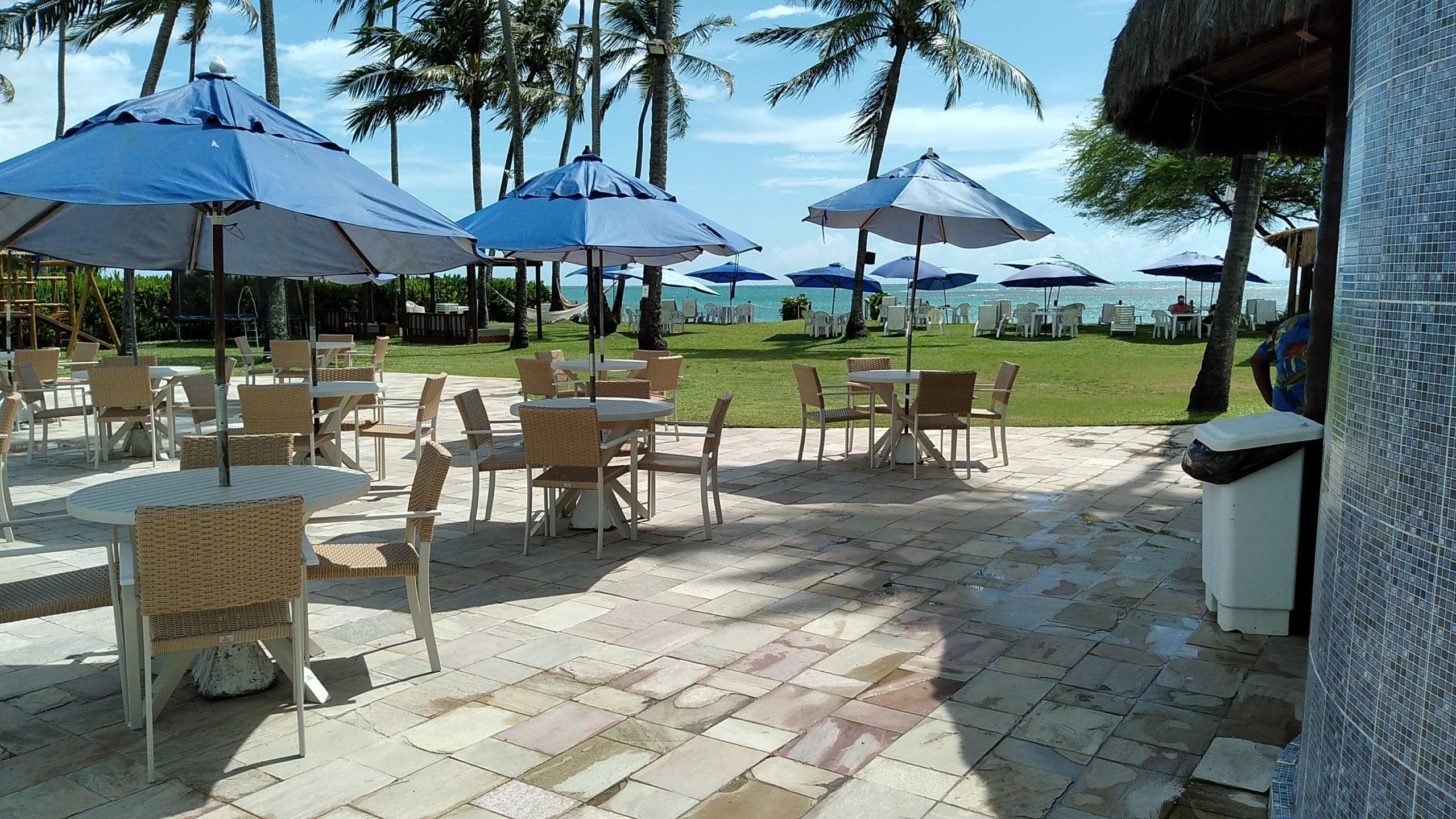 À direita ficam os chuveiros e o bar. Ao fundo, a praia de Tamandaré - a "continuação" do hotel. À direita ficam os chuveiros e o bar. Ao fundo, a praia de Tamandaré - a "continuação" do hotel.