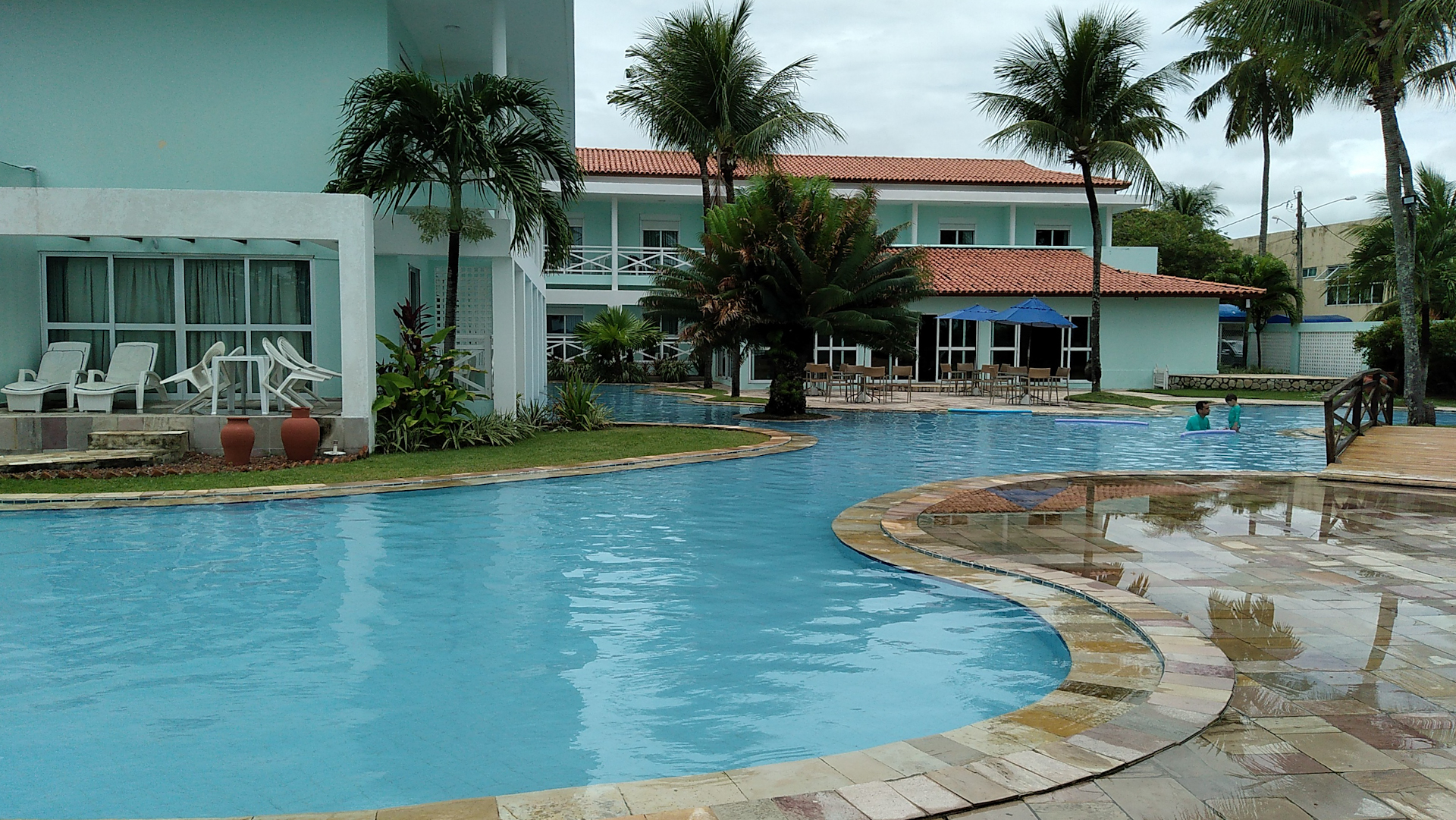 Neste prédio à direita, de apenas dois pavimentos (térreo e primeiro andar), é onde ficam os quartos que avançam um pouco sobre a piscina infantil. Neste prédio à direita, de apenas dois pavimentos (térreo e primeiro andar), é onde ficam os quartos que avançam um pouco sobre a piscina infantil.