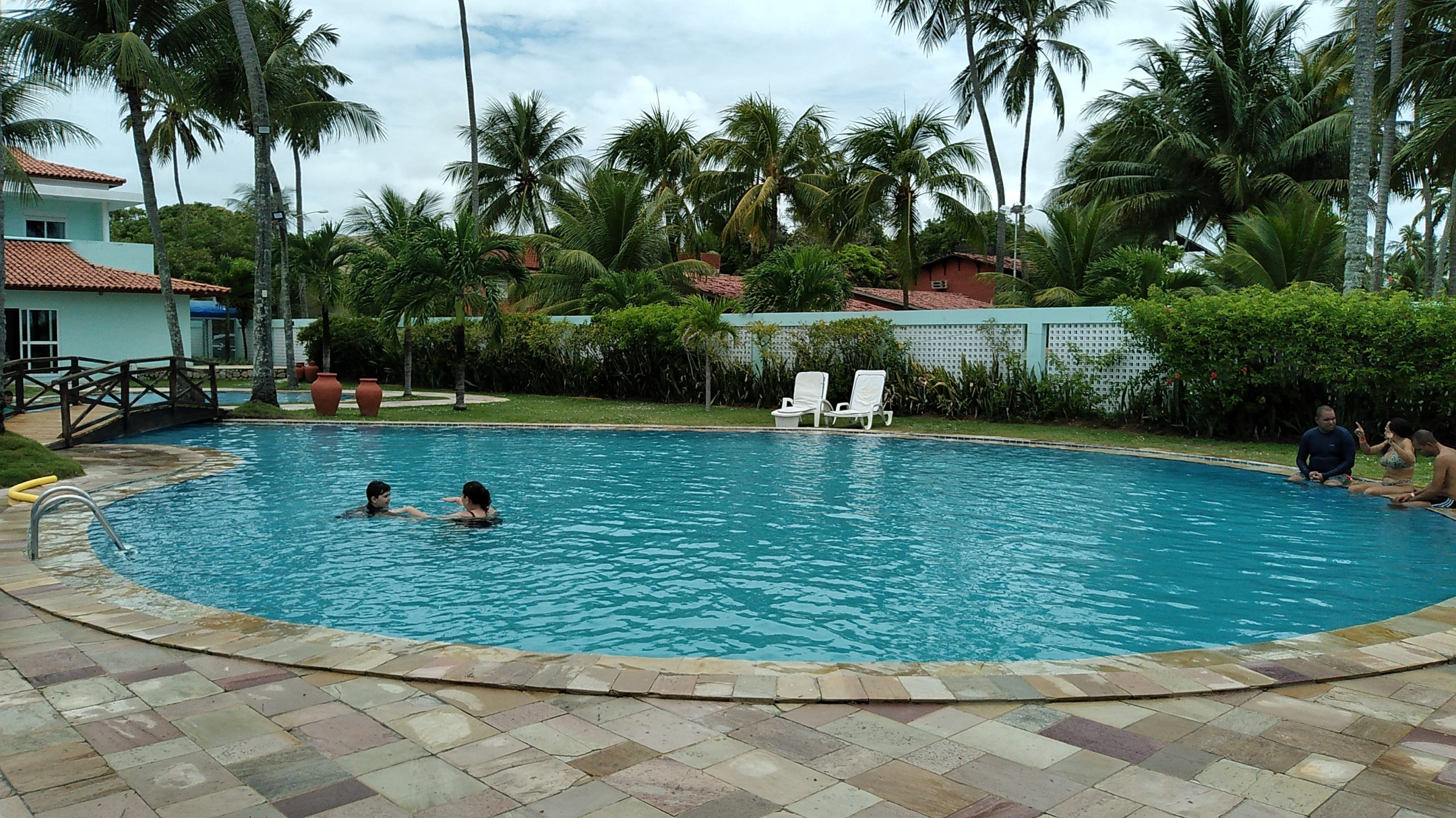 Aqui está a piscina para adultos. Aqui está a piscina para adultos.