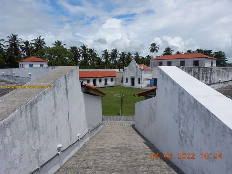 Rampa de acesso ao terrapleno do forte. Rampa de acesso ao terrapleno do Forte Santo Inácio de Loyola, em Tamandaré, PE.