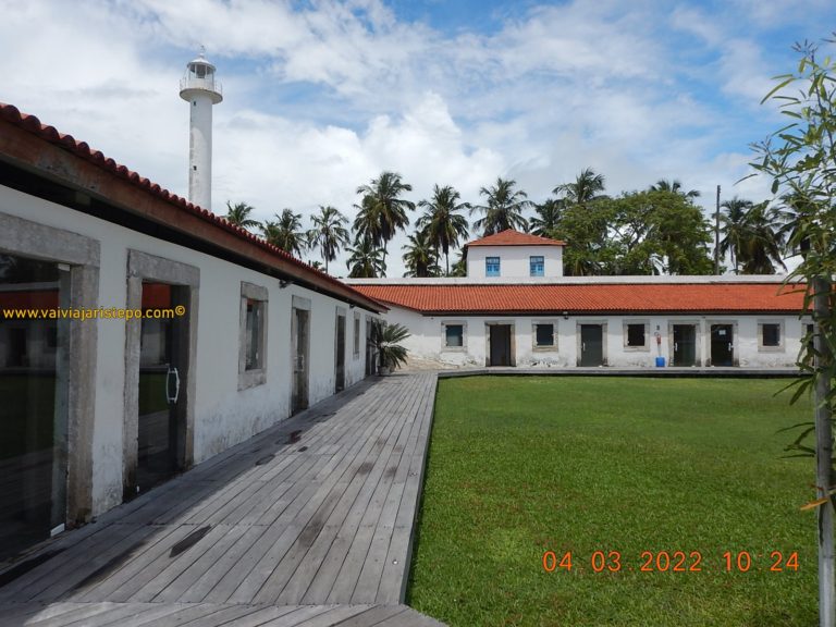 Interior do Forte Santo Inácio de Loyola. Deste ângulo do Forte Sto Inácio de Loyola, vê-se o farol.