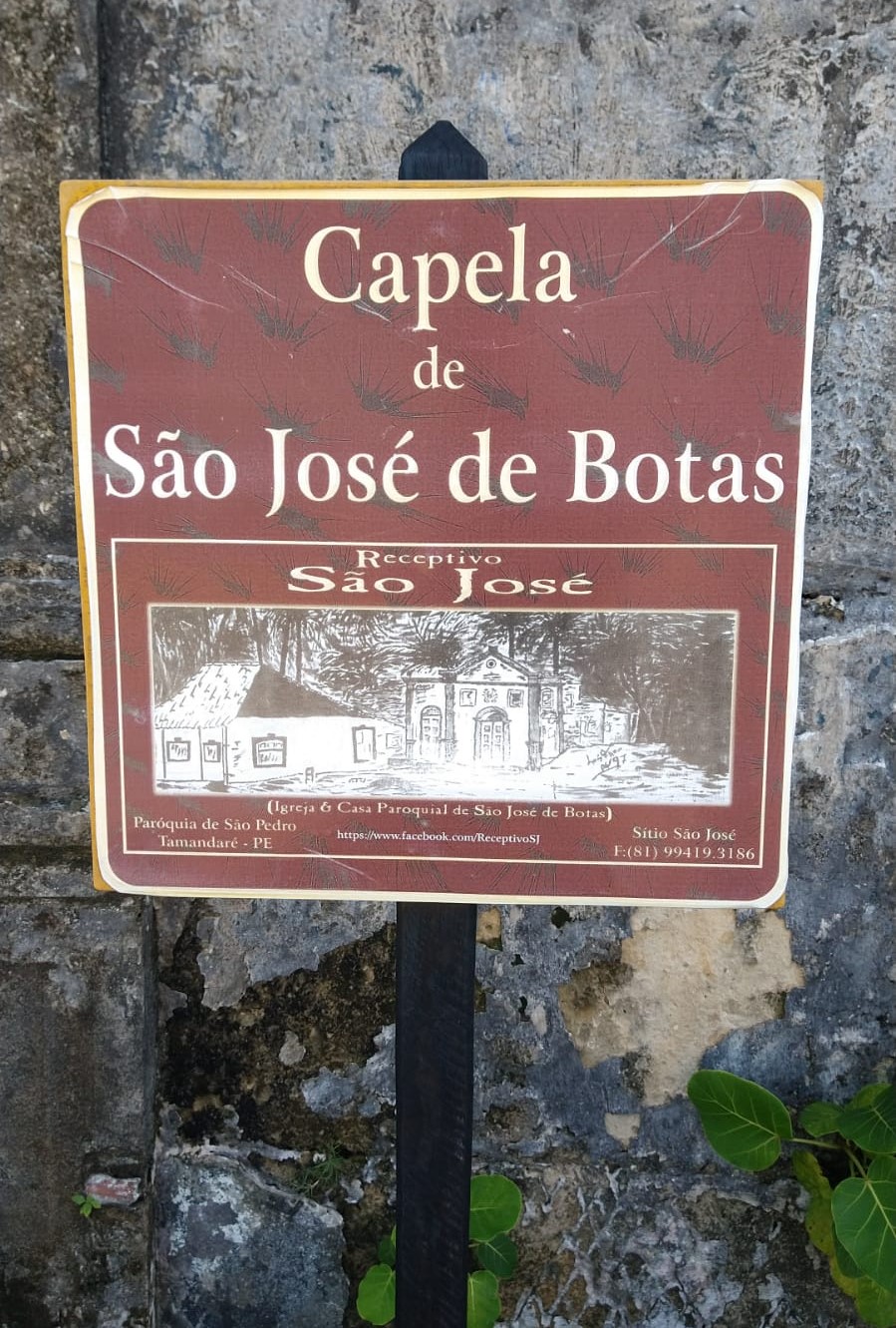 Placa indicativa da Capela, em ruínas. Infelizmeente, da antiga capela,restam apenas algumas paredes. O prédio está, literalmente, tombado. Foto de Mário Calado.