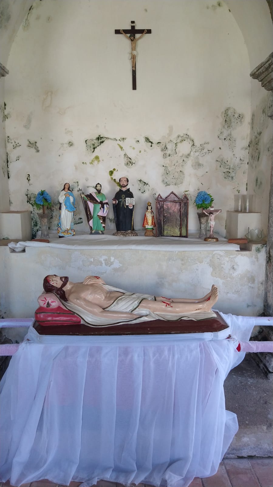 Altar mor da capela de Sto Inácio de Loyla, em Tamandaré, PE. Altar mor da capela de Sto Inácio de Loyla, em Tamandaré, PE.