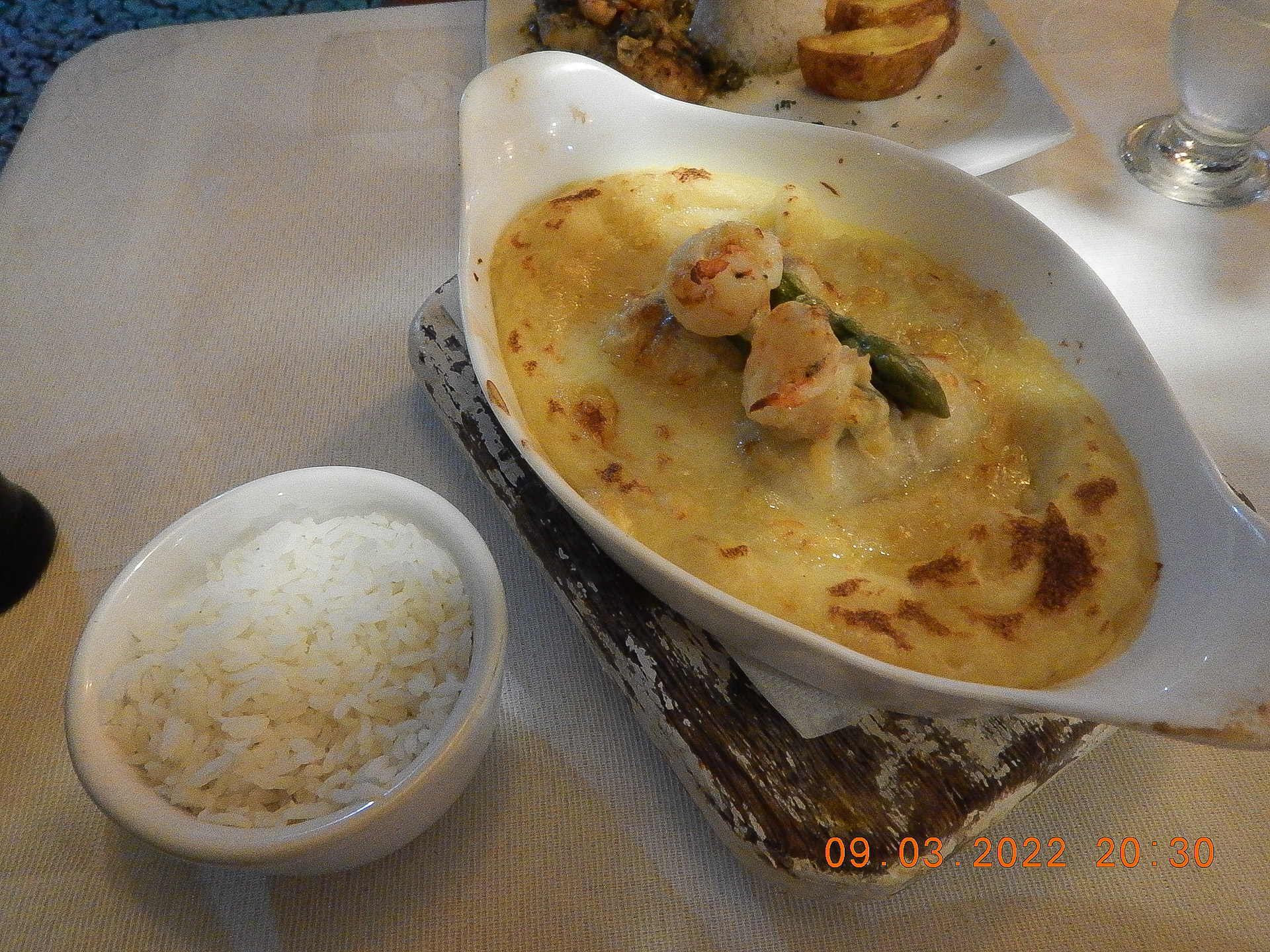 Peixe com molho de camarões, molho de queijo e mais alguma coisa da qual não me recordo. Estava delicioso. O que faltou foi camarão nesta festa. Peixe com molho de camarões, molho de queijo e mais alguma coisa da qual não me recordo. Estava delicioso. O que faltou foi camarão nesta festa.