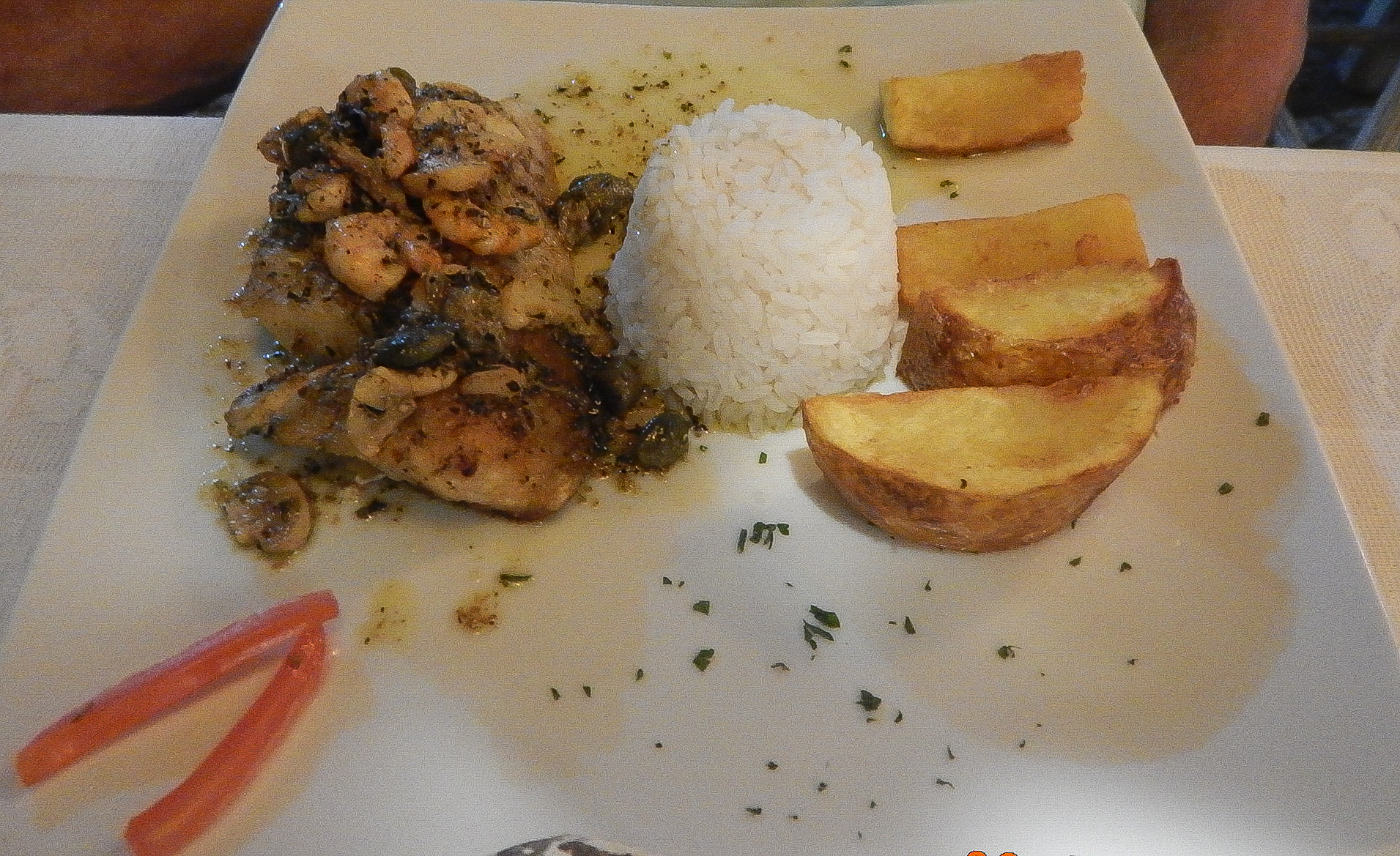 Peixe, batatas rúsicas, arroz e frutos do mar. Peixe, batatas rúsicas, arroz e frutos do mar.