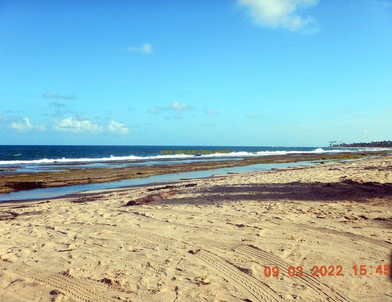 Praia do Cupe. À direita, ao longe, vê-se o Pontal do Cupe.