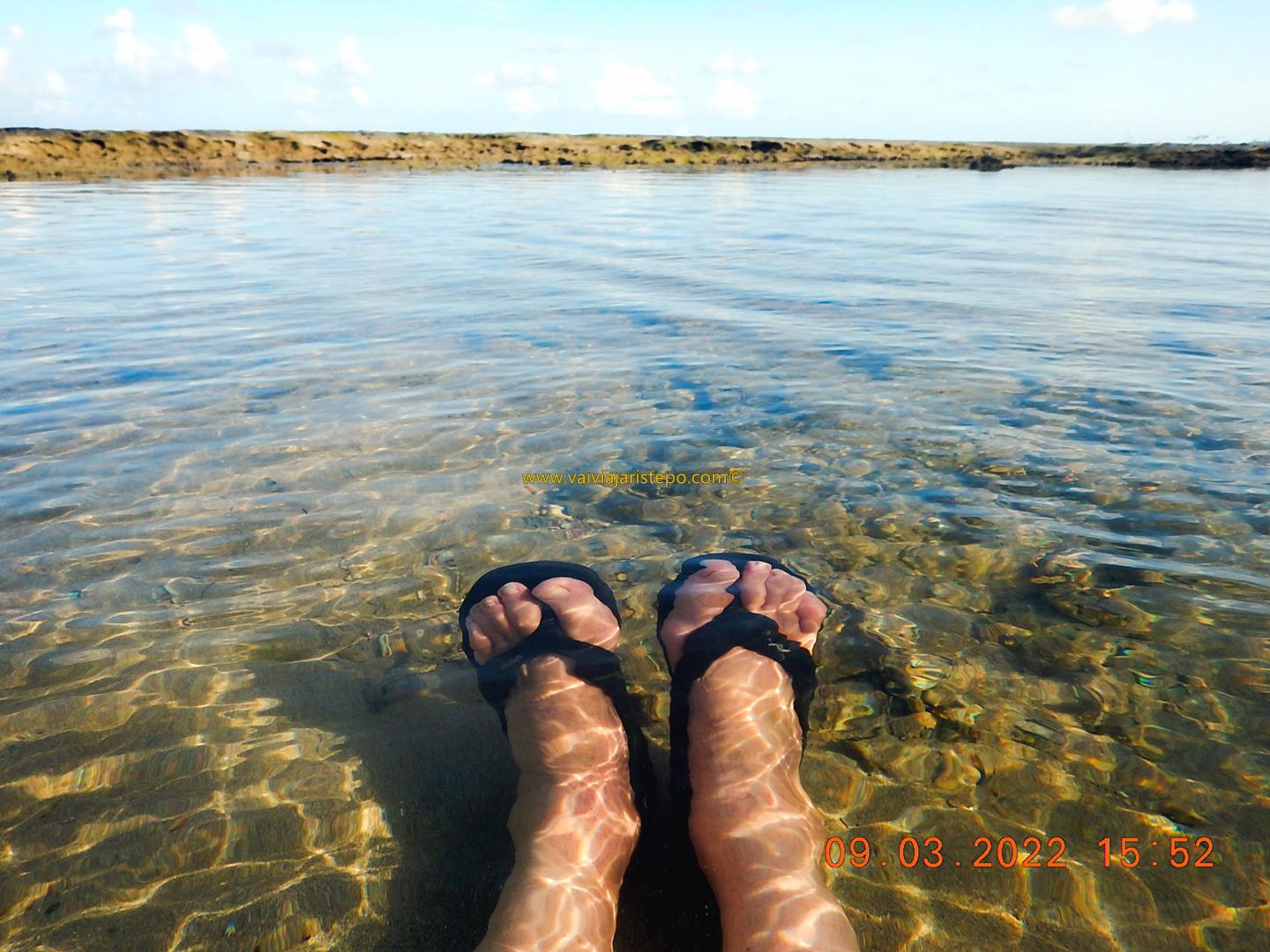 Praia de Muro Alto. Seu nome deve-se à altura dos recifes que aparecem nas marés baixas.