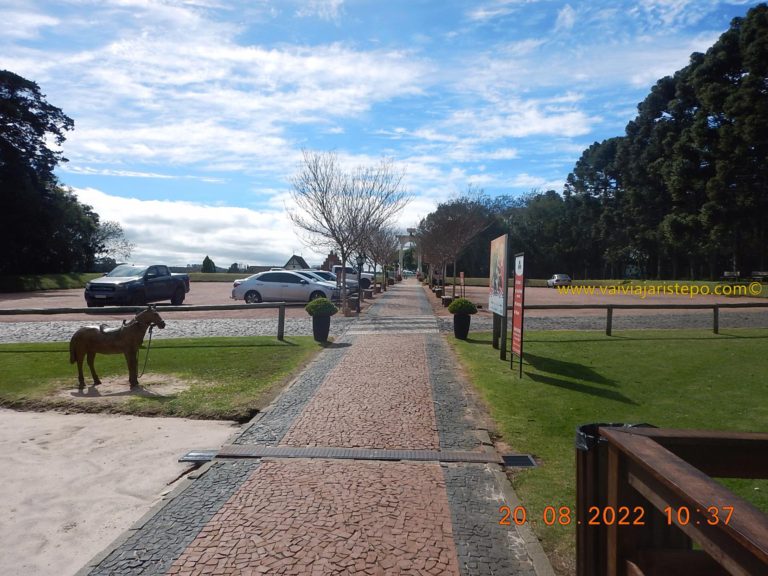 Passarela que leva o visitante ao parque propriamente dito.