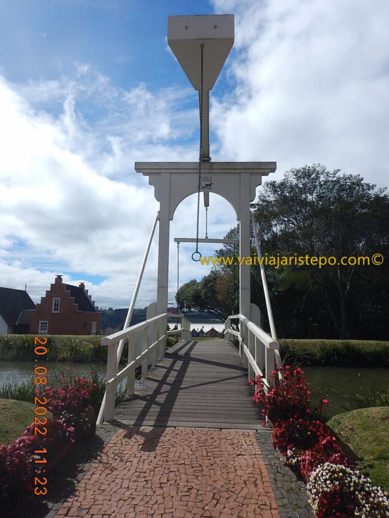 A ponte pensil importada da Holanda.