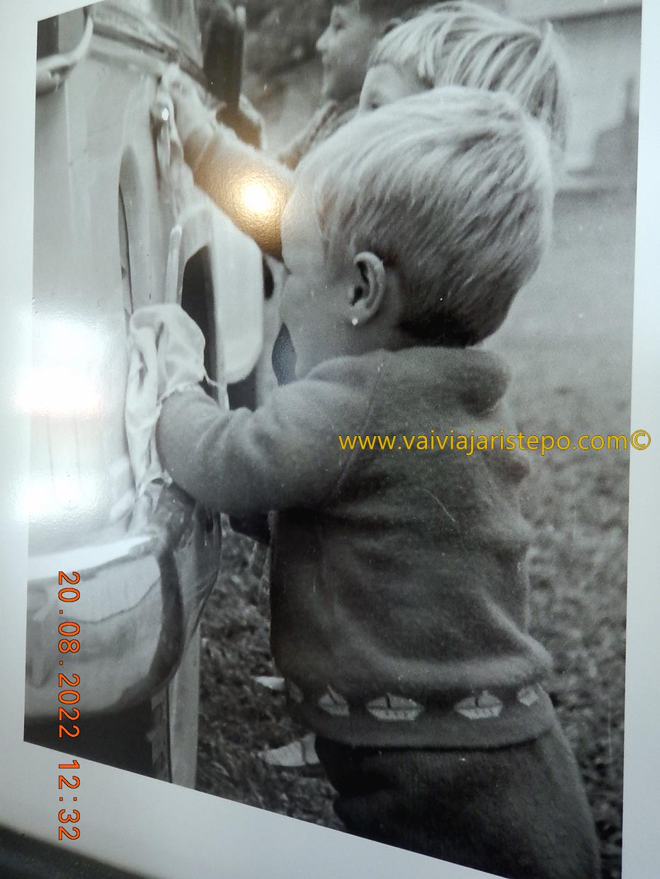Foto da lavação de automóvel pelas crianças.