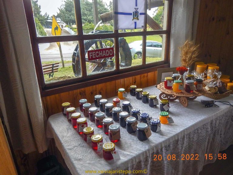Foto dos potes de geléia fabricados pela proprietária da loja