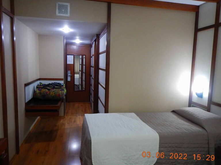 Quarto padrão com duas camas de solteiro.