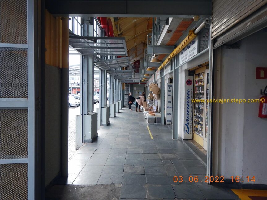Corredor de entrada do Mercado Municipal de Curitiba.
