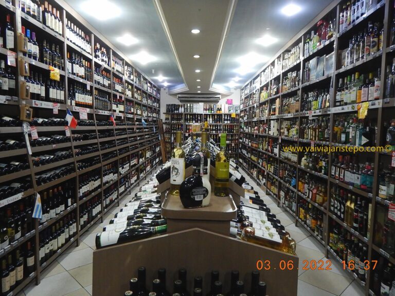 Há boxes especializados em bebidas, nos quais a maior oferta é de vinhos de várias procedências. Sucos e xaropes importados também encontrei lá no mercado. 