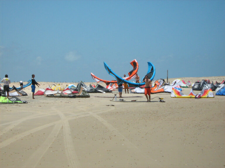 A prática de kitesurf em Trairi é considerável.