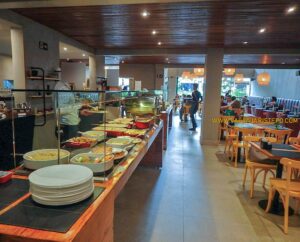Observe a variedade de pratos que o restaurante oferece a seus clientes.